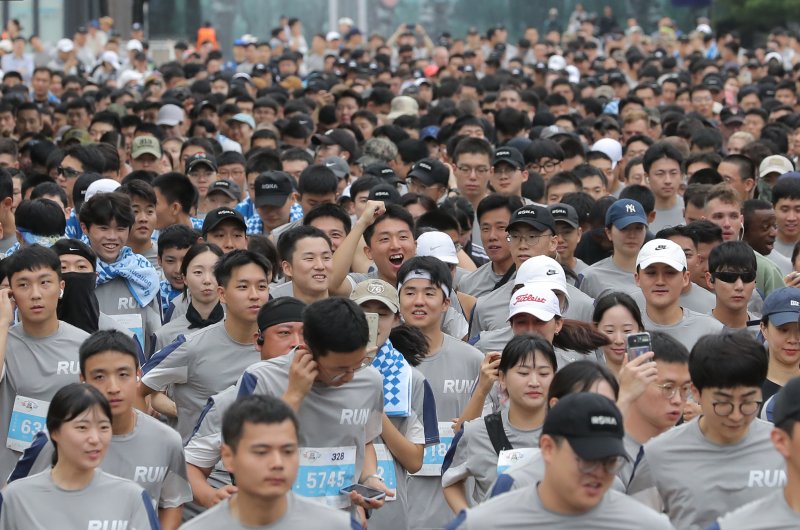 [서울=뉴시스] 김금보 기자 = 16일 오전 서울 송파구 올림픽공원 평화의광장 일대에서 열린 '건군 75주년 및 한미동맹 70주년 기념 제19회 국방일보 전우마라톤'에 참가한 국군 장병, 주한미군과 가족, 일반인 러너들이 달리고 있다. 2023.09.16. kgb@newsis.com