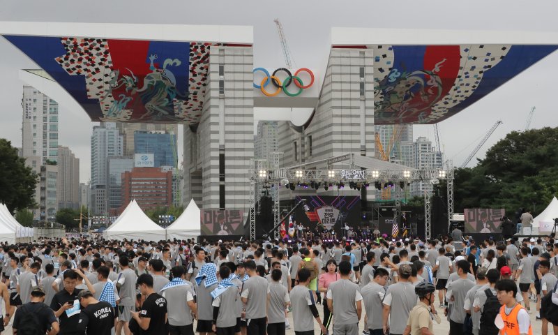 [서울=뉴시스] 김금보 기자 = 16일 오전 서울 송파구 올림픽공원 평화의광장 일대에서 '건군 75주년 및 한미동맹 70주년 기념 제19회 국방일보 전우마라톤' 행사가 열리고 있다. 이번 행사에는 국군 장병, 주한미군과 가족, 일반인 러너들이 참가했다. 2023.09.16. kgb@newsis.com