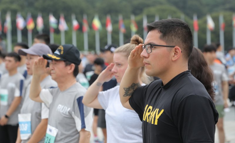 [서울=뉴시스] 김금보 기자 = 16일 오전 서울 송파구 올림픽공원 평화의광장 일대에서 열린 '건군 75주년 및 한미동맹 70주년 기념 제19회 국방일보 전우마라톤'에 참가한 주한미군이 국민의례를 하고 있다. 2023.09.16. kgb@newsis.com