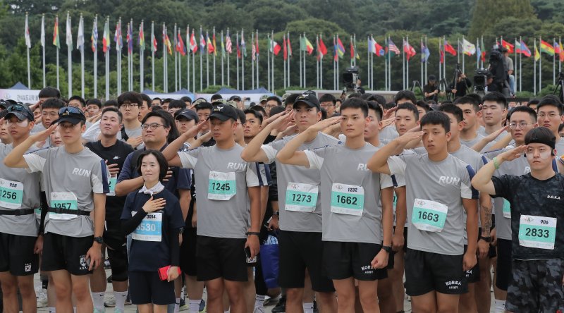[서울=뉴시스] 김금보 기자 = 16일 오전 서울 송파구 올림픽공원 평화의광장 일대에서 열린 '건군 75주년 및 한미동맹 70주년 기념 제19회 국방일보 전우마라톤'에 참가한 국군 장병, 주한미군과 가족, 일반인 러너들이 국민의례를 하고 있다. 2023.09.16. kgb@newsis.com