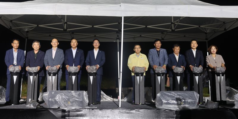 15일 고창 고인돌유적지에서 펼쳐진 고인돌유적과 디지털 체험콘텐츠 결합 '2023 고창 고인돌 유적 문화유산 미디어아트' 개막식, 심덕섭 군수(왼쪽 다섯번째)를 비롯한 내빈들이 공연의 시작을 알리는 버튼을 누르고 있다. *재판매 및 DB 금지