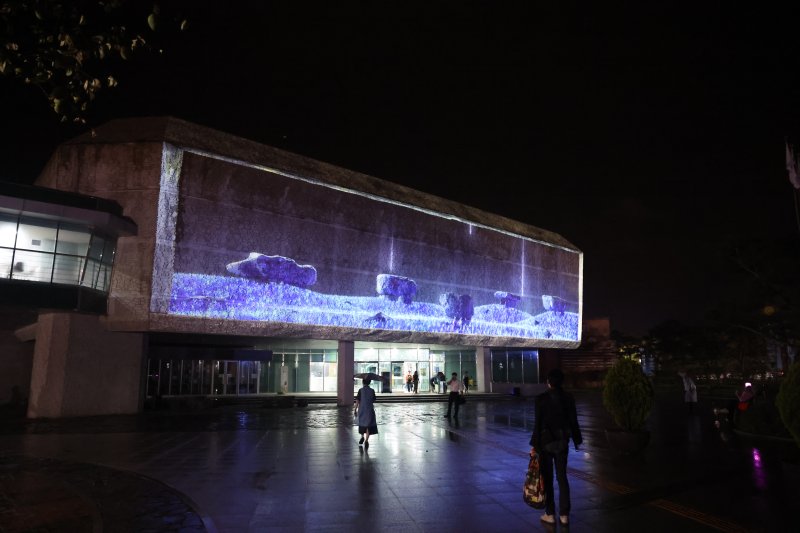 고창 고인돌박물관 벽면에 대형 빔프로젝트가 쏜 고인돌유적지의 모습이 투사되고 있다. *재판매 및 DB 금지