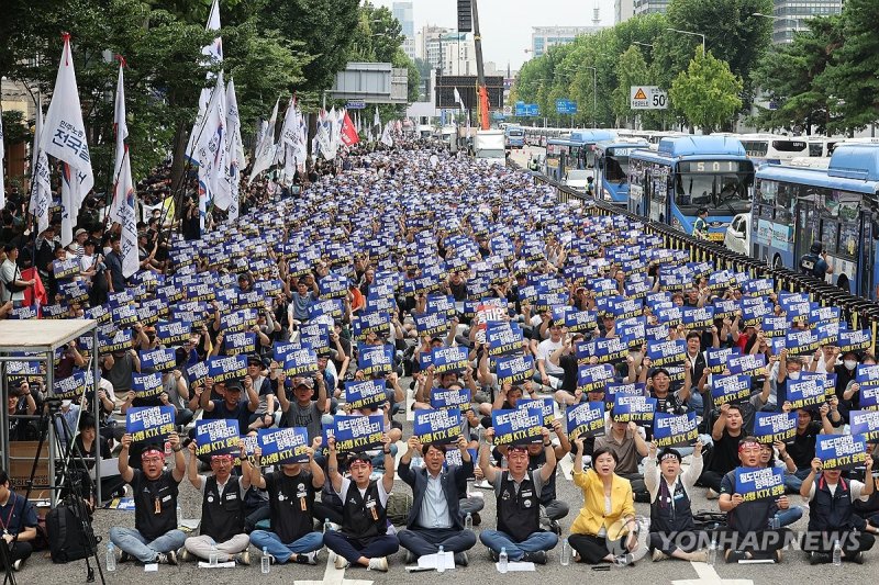 철도노조 파업 사흘째..."요구 안 들어주면 2차 파업"