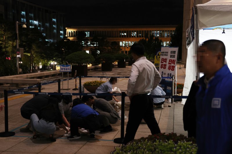 지난 14일 오후 서울 여의도 국회 본관 앞 이재명 더불어민주당 대표 단식투쟁 천막 농성장에서 50대 A씨가 소란행위로 국회경비대의 제지를 받던 도중 흉기를 휘둘러 여경에게 상해를 입히는 사고가 발생했다. 이날 국회 관계자들이 사건 현장을 정리하고 있다. /사진=뉴스1