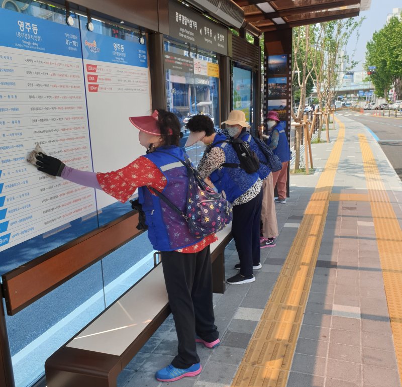 [부산=뉴시스] 중구시니어클럽이 보건복지부와 한국노인인력개발원이 주관한 ‘2023년 노인 일자리 및 사회활동 지원사업 수행기관 평가’에서 우수 수행기관으로 선정됐다. 2023.08.18. (사진=부산 중구 제공) *재판매 및 DB 금지 사진=뉴시스