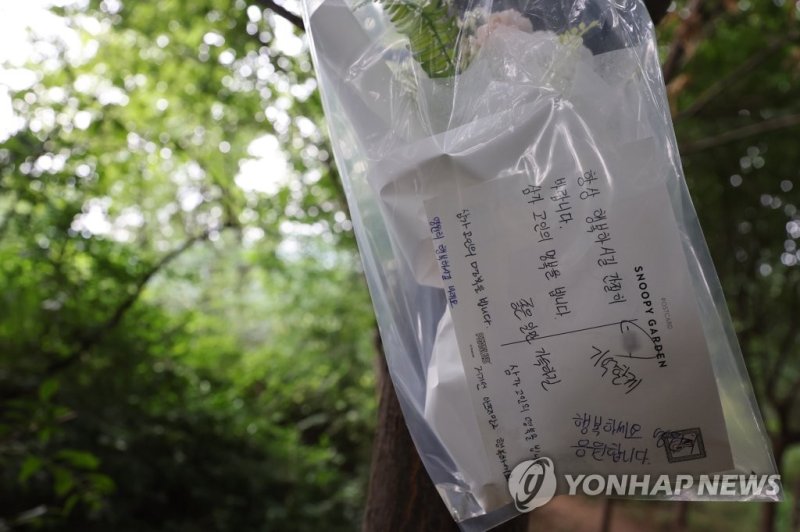 고인 명복을 빌며 고인 명복을 빌며 (서울=연합뉴스) 신현우 기자 = 22일 오전 서울 관악구 등산로 성폭행 사건이 발생한 현장 인근에 피해자를 추모하는 엽서와 꽃이 걸려 있다. 2023.8.22 nowwego@yna.co.kr (끝)