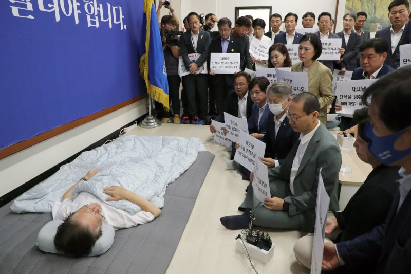 15일 오전 서울 여의도 국회를 찾은 더불어민주당 의원들과 원외지구당 위원장들이 단식 16일 째인 이재명 더불어민주당 대표에게 단식 중단을 호소하고 있다. /사진=뉴스1