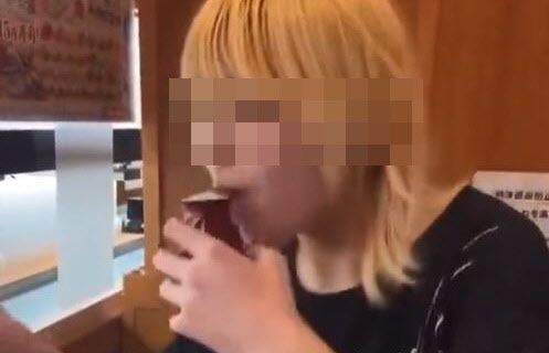 지난 2월 일본 회전초밥 체인점에서 한 여성이 간장병을 물고 있다. 사진=X(전 트위터)
