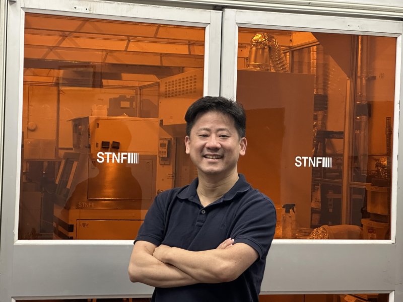 이제형 스트라티오 대표가 미국 실리콘밸리 스트라티오 본사에 마련된 반도체 연구실 앞에서 밝게 웃고 있다. 사진=홍창기 특파원