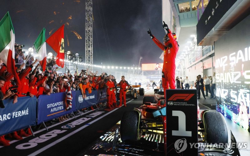 우승을 기뻐하는 카를로스 사인스 Formula One F1 - Singapore Grand Prix - Marina Bay Street Circuit, Singapore - September 17, 2023 Ferrari's Carlos Sainz Jr. celebrates after winning the Singapore Grand Prix REUTERS/Edgar Su
