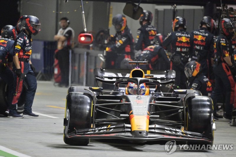피트인을 마치고 서킷으로 복귀하는 막스 페르스타펀 epa10866126 Dutch Formula One driver Max Verstappen of Red Bull Racing in the pit lane during the Formula 1 Singapore Grand Prix at the Marina Bay Street Circuit racetrack in Singapore, 17 September 2023. EPA/CAROLINE CHIA / POOL