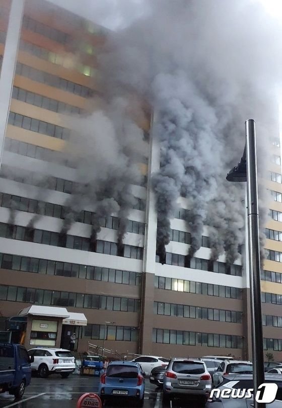 지난 1월13일 오전 광주 북구의 한 아파트에서 불이 나 연기가 치솟고 있다. /사진=뉴스1