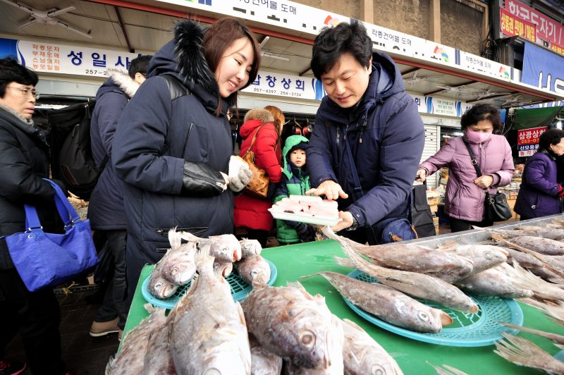 대구시 중구 서문시장에 설 명절 음식을 준비하게 위해 나온 시민들이 어물전에서 상어고기(돔베기)를 구입하고 있다. 2015.2.8./뉴스1 ⓒ News1 정훈진 기자