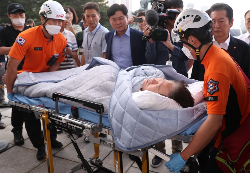 단식 19일차인 이재명 더불어민주당 대표가 18일 오전 서울 여의도 국회 당 대표실에서 119 구급대에 의해 병원으로 이송되고 있다. 2023.9.18/뉴스1 ⓒ News1 임세영 기자 /사진=뉴스1