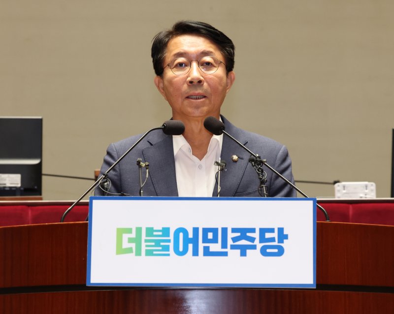 (서울=뉴스1) 송원영 기자 = 조정식 더불어민주당 사무총장이 18일 서울 여의도 국회에서 열린 의원총회에서 이재명 대표 건강 상태 관련 발언을 하고 있다. 2023.9.18/뉴스1 /사진=뉴스1화상