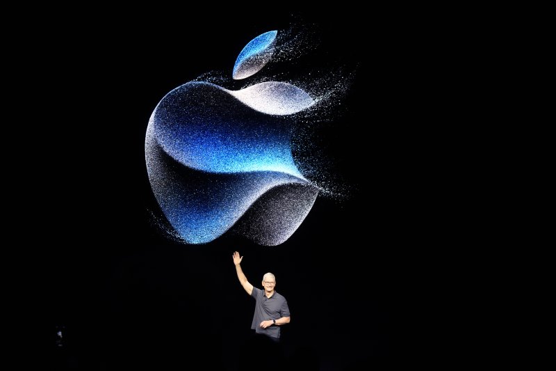 팀 쿡 애플 CEO가 지난 12일(현지시각) 미 캘리포니아주 쿠퍼티노에 있는 애플파크에서 애플의 신제품 발표 행사 '원더러스트' 무대에 올라 인사하고 있다. 애플은 이날 최신 스마트폰인 아이폰15 시리즈 등 신제품을 공개했다. 뉴시스