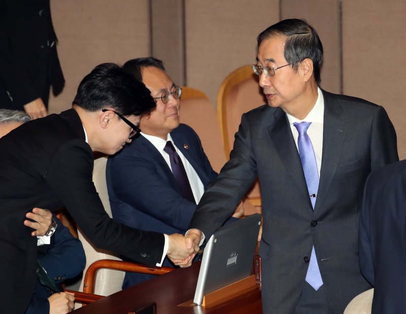 한덕수 국무총리와 한동훈 법무부 장관이 18일 오전 국회 본회의장에서 열린 제410회국회(정기회) 제6차 본회의에서 악수하고 있다. 뉴시스