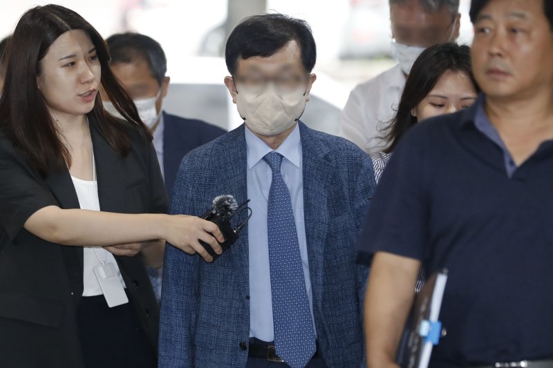 KT 일감 몰아주기 혐의를 받고 있는 황욱정 KDFS 대표가 서울 서초구 서울중앙지방법원에서 열린 영장실질심사에 출석하고 있다./사진=뉴시스
