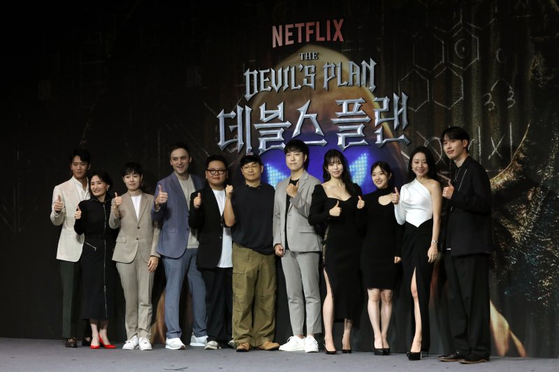 [서울=뉴시스] 박진희 기자 = 넷플릭스 예능 '데블스 플랜' PD 정종연과 출연진 곽준빈(여행 유투버), 궤도(과학 유투버), 기욤 패트리(프로 포커 플레이어), 김동재(대학생), 박경림(방송인), 서동주(변호사), 이시원(배우 겸 발명가), 이혜성(아나운서), 조연우(프로바둑기사), 하석진(배우)이 18일 서울 중구 앰배서더 풀만에서 제작발표회를 하고 있다. '데블스 플랜'은 변호사, 의사, 과학 유튜버, 프로 게이머, 배우 등 다양한 직업군의 12인의 플레이어가 7일간 합숙하며 최고의 브레인을 가리는 두뇌 서바이벌 게임 예능이