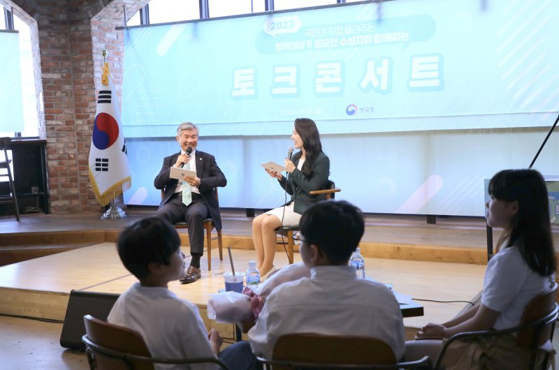 이기식 병무청장이 18일 서울 마포구의 한 북카페에서 열린 2023년 병역이야기 공모전 토크콘서트에서 발언하고 있다.<div id='ad_body3' class='mbad_bottom' ></div> 사진=병무청 제공