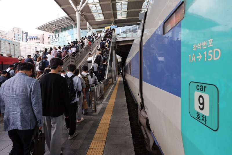 전국철도노동조합의 1차 파업이 끝난 지난 18일 오후 서울역에서 하차한 승객들이 승강장을 대거 빠져나가고 있다. 연합뉴스