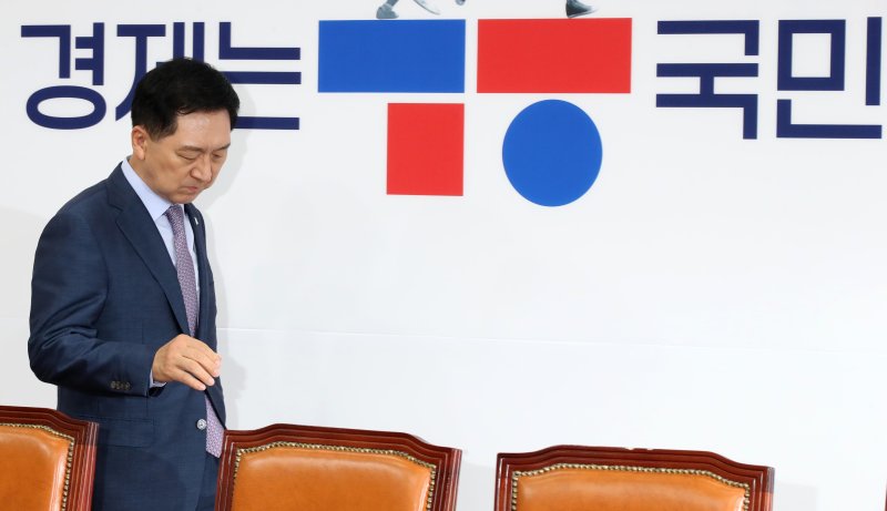 최고위원회의 참석하는 김기현 국민의힘 대표.[서울=뉴시스] 고범준 기자 = 김기현 국민의힘 대표가 18일 오후 서울 여의도 국회에서 열린 최고위원회의에 참석하고 있다. 2023.09.18. bjko@newsis.com