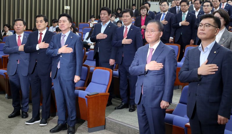 국민의례하는 국민의힘.[서울=뉴시스] 추상철 기자 = 김기현 국민의힘 당 대표를 비롯한 의원들이 18일 오전 서울 여의도 국회에서 열린 의원총회에서 국민의례를 하고 있다. 2023.09.18. scchoo@newsis.com