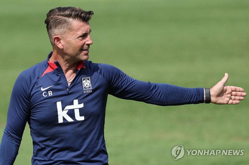 선수들 지켜보는 콜린 벨 감독 선수들 지켜보는 콜린 벨 감독 (파주=연합뉴스) 박동주 기자 = 항저우 아시안게임 여자축구 대표팀 콜린 벨 감독이 18일 오전 경기도 파주 NFC에서 훈련하는 선수들을 지켜보고 있다. 2023.9.18 pdj6635@yna.co.kr (끝)