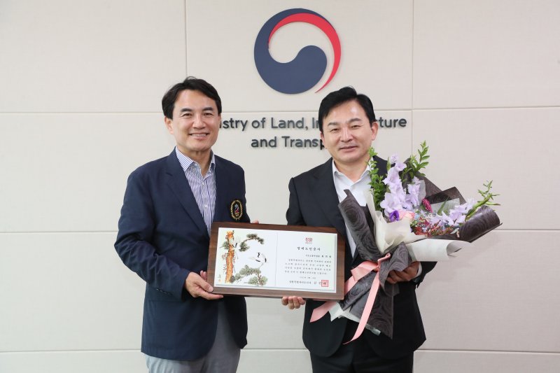 원희룡 국토교통부 장관에 제1호 강원특별자치도 명예도민증서 전달한 김진태 강원특별자치도지사.(강원도 제공)