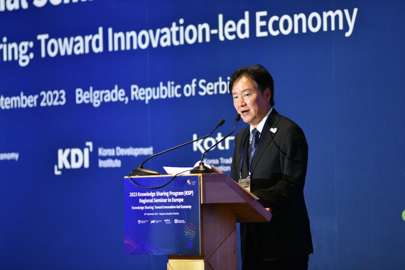 [세종=뉴시스] 사진은 손웅기 기재부 대외경제국 통상현안대책반장 모습. (사진=한국개발연구원 제공)