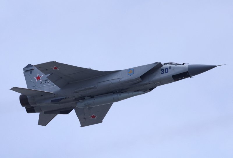 지난 2022년 5월 러시아의 2차 세계대전 승전기념일 열병식 리허설을 위해 극초음속미사일 '킨잘'을 탑재한 미그(MiG)-31 전투기가 모스크바 상공을 비행하는 모습. 사진=뉴스1