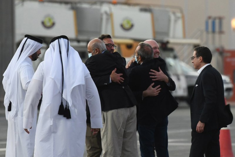 이란에 수감됐다 풀려난 미국인들이 18일(현지시간) 중간 기착지인 카타르 도하에서 관계자들을 끌어안고 있다. 미국과 이란은 카타르 중재로 한국에 동결됐던 자금이 카타르로 송금된 뒤 합의에 따라 이날 서로 5명씩 수감자들을 맞교환 했다. EPA연합