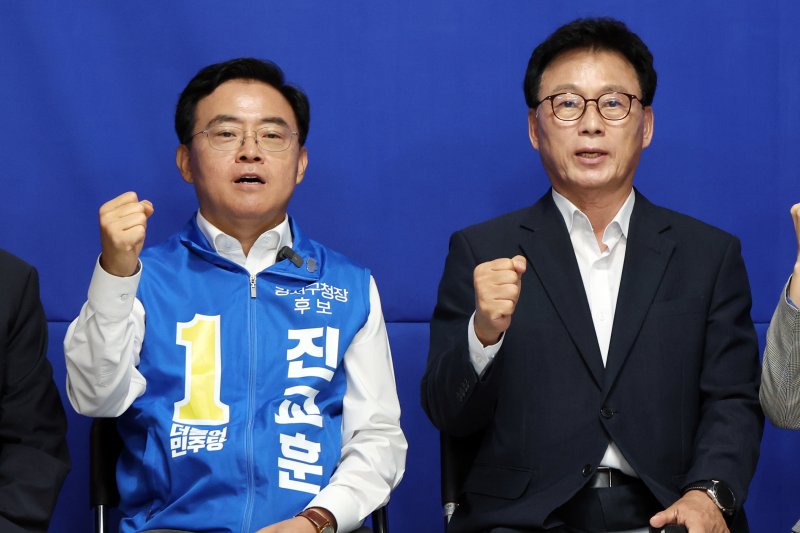 박광온 더불어민주당 원내대표와 진교훈 강서구청장 예비후보가 15일 오전 서울 강서구 선거사무실에서 열린 현장최고위원회의에서 파이팅을 외치고 있다. 2023.9.15/뉴스1 ⓒ News1 황기선 기자