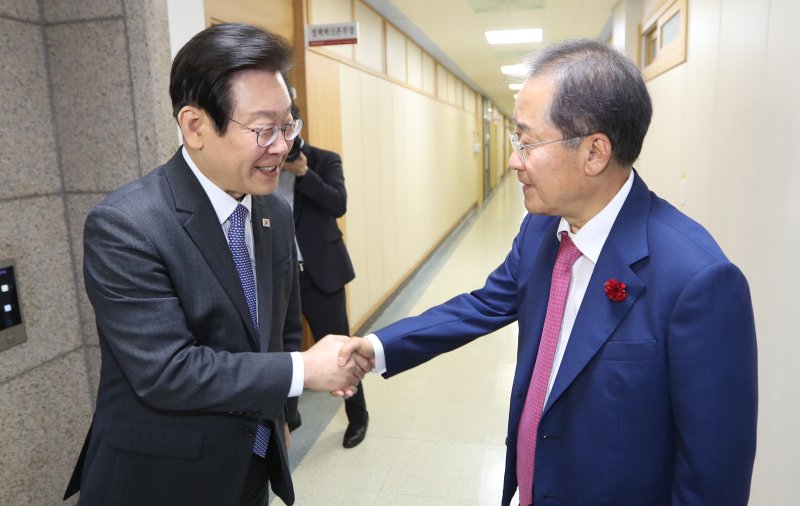 이재명 더불어민주당 대표(왼쪽)가 10일 오후 대구시청 산격청사에서 홍준표 대구시장과 면담을 마친 뒤 인사를 나누고 있다. 2023.5.10/뉴스1 ⓒ News1 공정식 기자 /사진=뉴스1