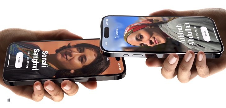 iOS 17 업데이트로 추가된 네임드롭 기능. 서로의 아이폰을 가까이 대거나 아이폰과 애플워치를 가져다 대면, 손쉽게 연락처 정보를 공유할 수 있도록 해준다. (사진=애플) *재판매 및 DB 금지