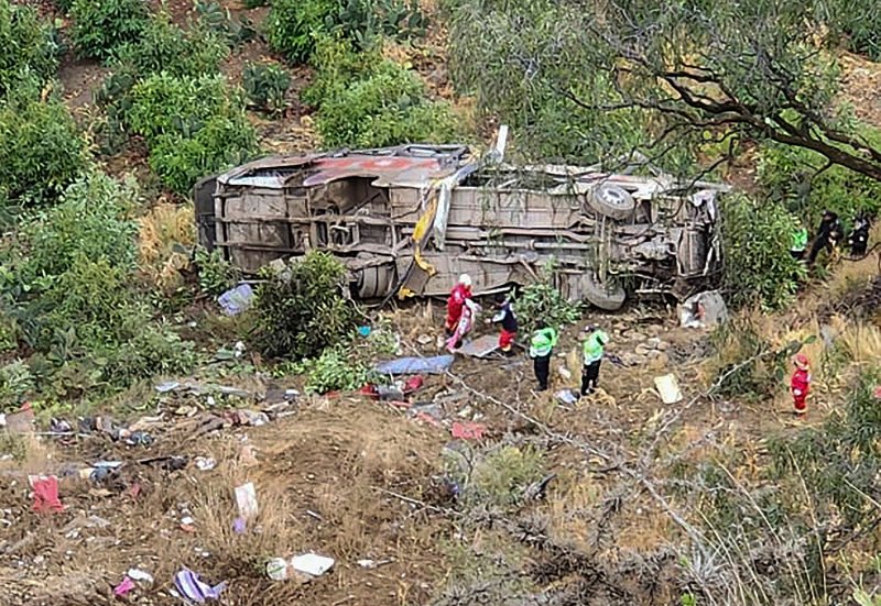 18일(현지시간) 남미 페루 우앙카벨리카의 산악지대에서 버스 추락 사고가 발생한 가운데 구조대가 현장에서 작업하고 있다. /사진=우앙카벨리카 추르캄파 지역 당국 제공,연합뉴스
