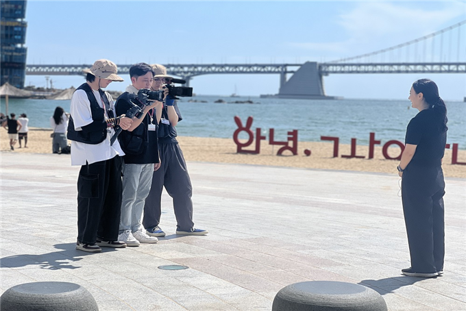 지난 11일 광안리해수욕장에서 열린 부산 바이브 캠페인의 시작을 알리는 부산 바이브 위크(WEEK) 캠페인 모습. 부산시 제공