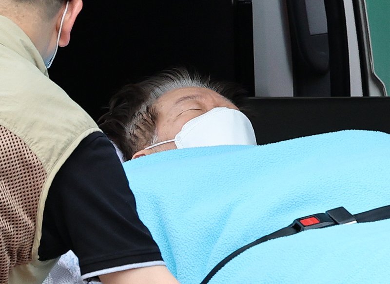 이재명 더불어민주당 대표가 장기간 단식으로 건강이 악화하면서 지난 18일 오전 서울 중랑구 녹색병원으로 이송되고 있다. 뉴스1