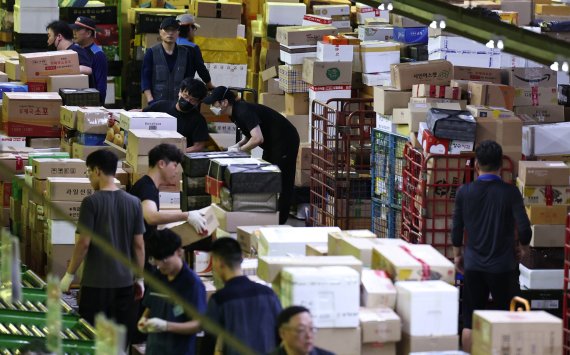 "추석에 배송 물량 급증"…대목 맞이 분주한 택배업계