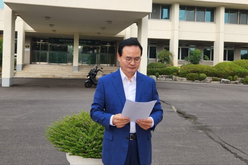 19일 맹정섭 전 민주당 충북 충주지역위원장이 건국대학교 총장실 앞에서 기자회견을 열고 충주지역 의료 공백 해소를 위해 의사순환 근무체계 도입을 요구하고 있다.(맹 전 위원장 제공)2023.9.19/뉴스1