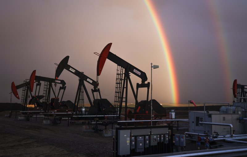 사우디아라비아와 러시아의 감산 충격이 지속되면서 국제유가 기준물인 브렌트유가 19일(현지시간) 장중 배럴당 95달러를 돌파했다. 18일 캐나다 알버타주 캘거리 인근 석유·가스전에서 석유펌프들이 석유를 끌어올리고 있다. AP뉴시스