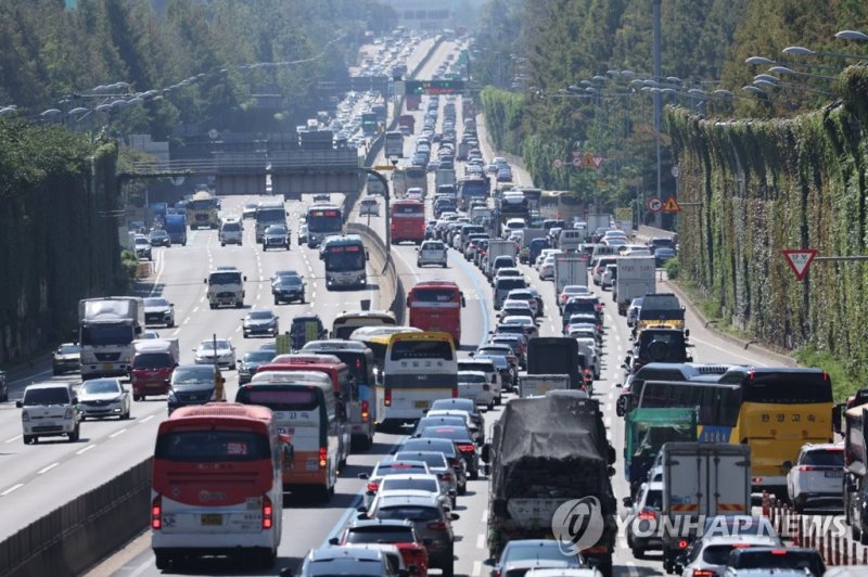 귀성 전쟁 시작 (서울=연합뉴스) 임화영 기자 = 추석 연휴를 하루 앞둔 8일 서울 서초구 잠원IC 부근 경부고속도로 하행선에 오른 차들이 정체를 빚고 있다. 2022.9.8 hwayoung7@yna.co.kr (끝)