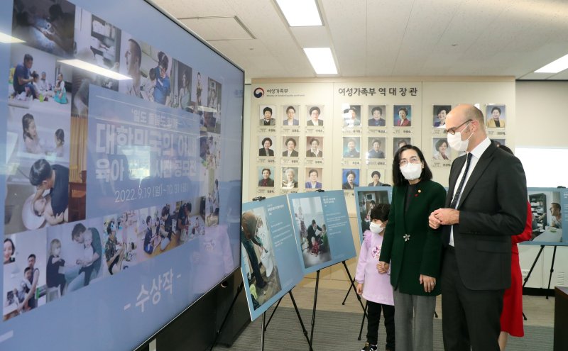 김현숙 여성가족부 장관과 다니엘 볼벤 주한스웨덴대사관 대사가 정부서울청사에서 열린 한·스웨덴 육아아빠 사진전 시상식에서 수상작들을 둘러보고 있다. ⓒ News1 김명섭 기자