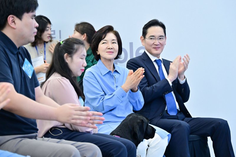 지난해 삼성화재 안내견학교에서 열린 안내견 30주년 기념 행사에 참석한 이재용 삼성전자 회장, 홍라희 전 리움미술관장, 시각장애인 파트너들의 모습. 뉴시스1