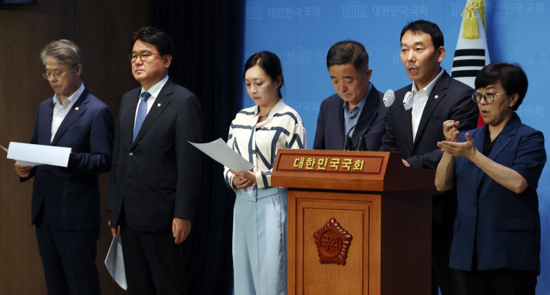 김용민 등 더불어민주당 의원들이 19일 국회에서 검찰 탄핵안 발의 기자회견을 하고 있다. 연합뉴스