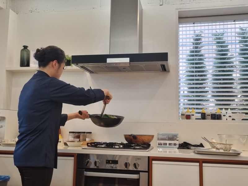 19일 서울 서초구 오트밀 쿠킹 스튜디오에서 정지선 셰프가 전가복을 요리하고 있다. 사진=장유하 기자