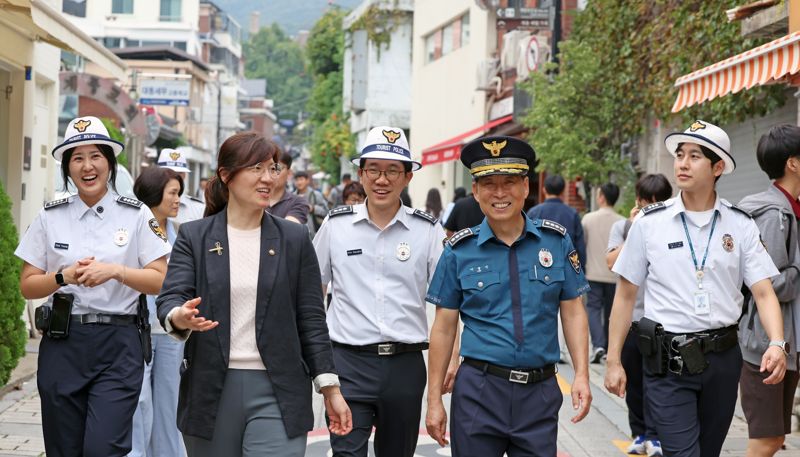 장미란 문화체육관광부 제2차관이 19일 추석을 앞두고 관광객을 붐빌 것으로 예상되는 서울 종로구 북촌 한옥마을을 찾아 관광경찰과 함께 현장을 점검하고 있다. 문화체육관광부 제공