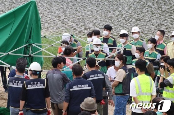 지난 14일 공주 고마나루 모래사장에서 공주시 소속 공무원들이 공주보 담수 조치에 반발해 농성에 들어간 환경단체에 대해 천막 철거를 위한 행정집행을 실시하고 있다. (대전충남녹색연합 제공) / 뉴스1