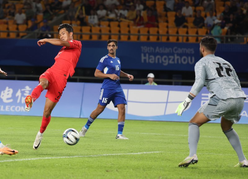 9월 19일 중국 진화 스포츠 스타디움에서 열린 2022 항저우 아시안게임 남자축구 조별리그 E조 1차전 대한민국 대 쿠웨이트 경기, 전반전 한국 정우영이 첫 골을 터뜨리고 있다. 2023.09.19.(사진 = 연합뉴스)