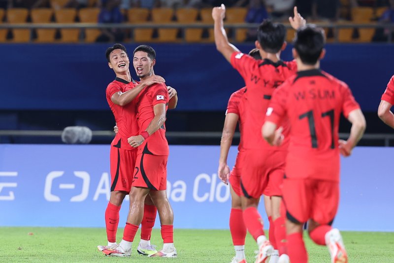 쿠웨이트 초전박살 … 정우영 멀티골, 조영욱‧백승호 연속골 전반 4-0 리드 [항저우AG]